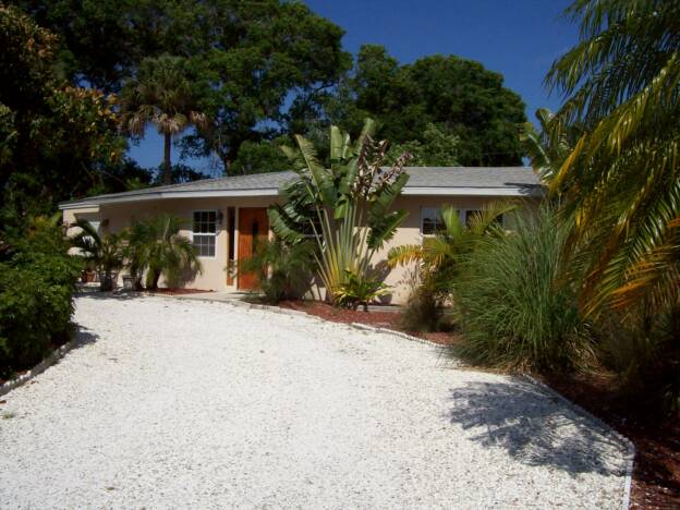 Magnolia Gardens Assisted Living exterior with traveler palm in Venice Florida