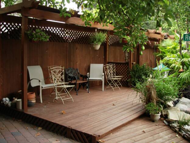 Garden deck seating at Magnolia Gardens